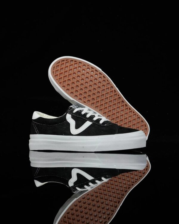 VANS classic canvas shoes, the darling of the fashion world.