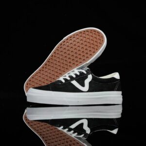 VANS classic canvas shoes, the darling of the fashion world.
