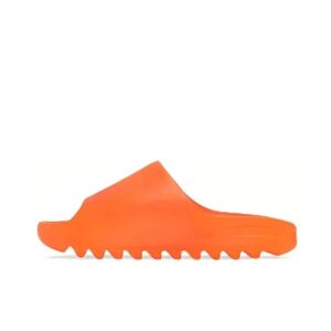 Yeezy kanye Slippers in the same styletangor