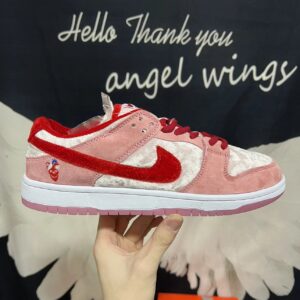 NIKE Dunk SB LowPro Valentine's Day Limited Edition