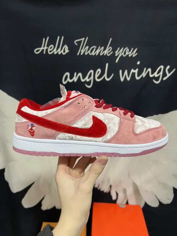 NIKE Dunk SB LowPro Valentine's Day Limited Edition