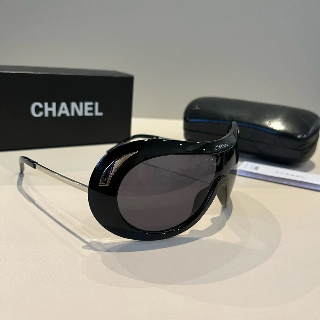 CHANEL Oversized Sunglasses Black